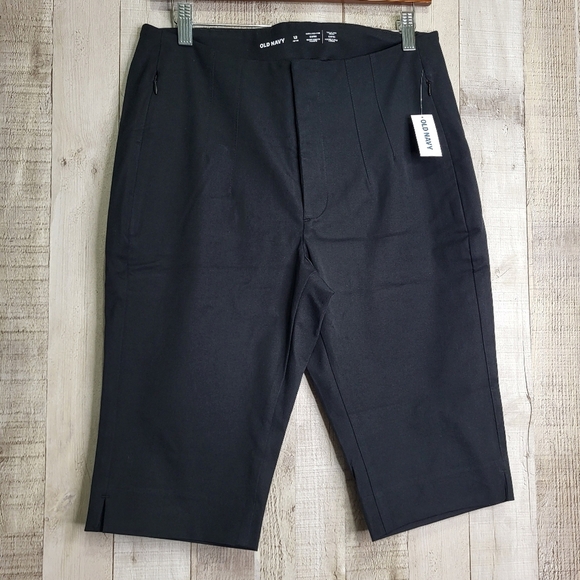 Old Navy Extra High Rise Polished Pixi Capris Pants. Black. Size 12 Petite - Picture 2 of 11